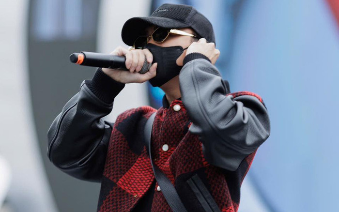 Soobin Hoàng Sơn mặc 'lạc quẻ' khi diễn chung với Sơn Tùng, netizen tranh cãi dữ dội Ảnh 2