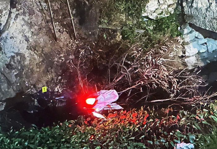 Chiếc xe máy lao xuống mương nước, khiến 43người trong 1 gia đình tử vong.