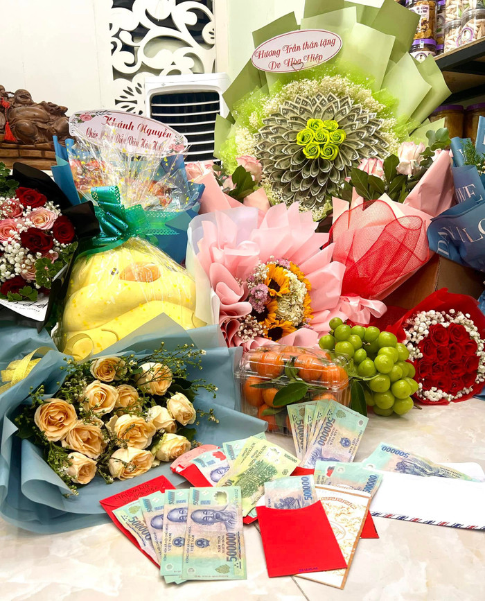 Hòa Hiệp nhận tiền, quà từ khán giả sau vở diễn mới.