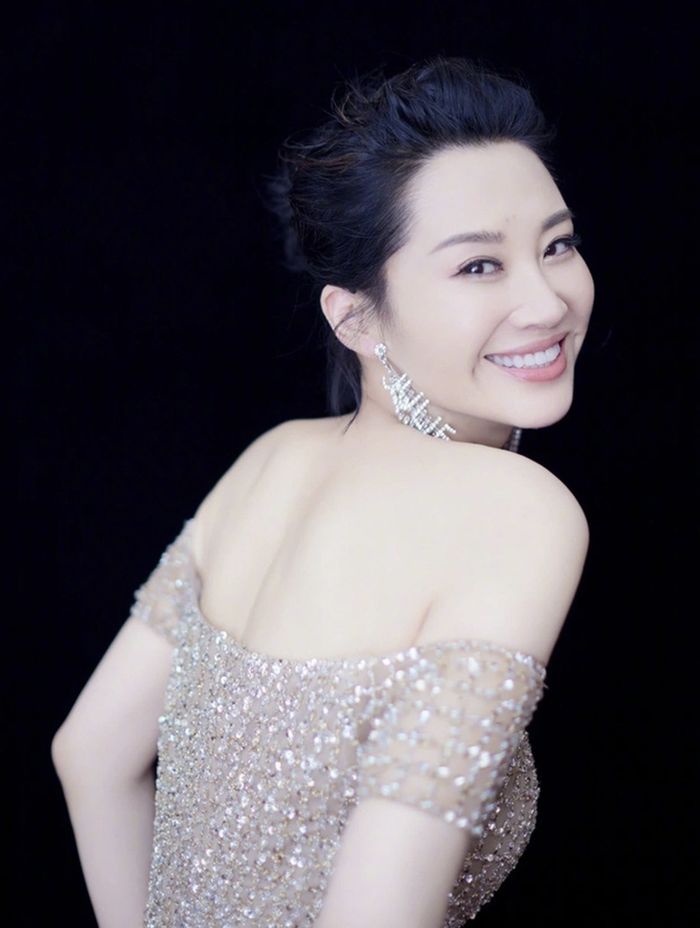 Những sự biến mất đầy khó hiểu của Hứa Tình ở các đoàn làm phim khiến khán giả đặt ra dấu chấm hỏi lớn.