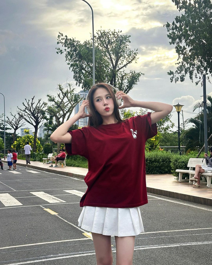 Đôi khi, Á hậu Ngọc Hằng xuống phố với bản phối thời trang khá đơn giản nhưng tôn triệt để vóc dáng chuẩn chỉnh. Người đẹp kết hợp giữa chiếc áo thun và chân váy xếp ly ngắn, khoe khéo đôi chân dài. Đặc biệt, màn 'chơi màu' đỏ - trắng của Á hậu Ngọc Hằng còn khiến tổng thể trang phục của Á hậu Ngọc Hằng tạo cảm giác dịu mắt nhưng vẫn đảm bảo độ nổi bật. 