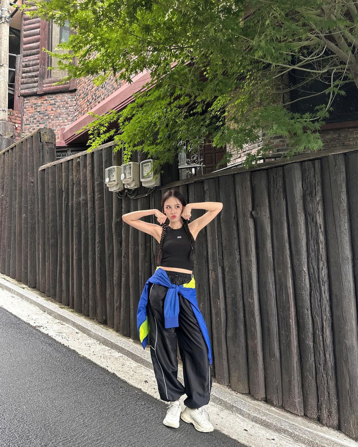 Á hậu Ngọc Hằng còn chứng minh sự đa dạng trong phong cách. Không chỉ diện những váy áo mềm mại, 'kẹo ngọt', nàng hậu đôi khi còn hoá thân tròn trịa vào những bản phối thời trang mang đậm tinh thần thể thao.