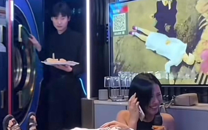 Vào phòng không gõ cửa, nhân viên quán karaoke 'đứng hình' trước cảnh tượng của 2 vị khách Ảnh 2