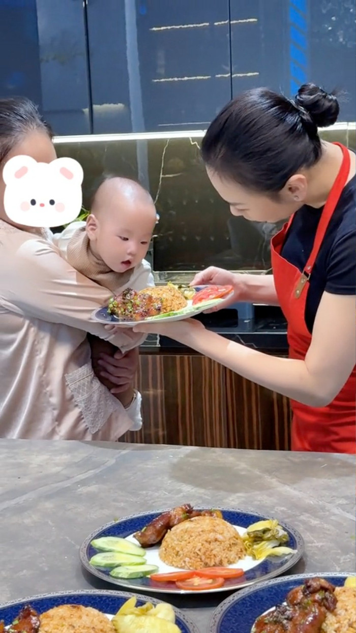 Phương Oanh vui vẻ trêu đùa nhóc tỳ Jimmy sau khi hoàn thành món cơm đẹp mắt. Ảnh: Chụp màn hình từ TikTok dophuongoanh89