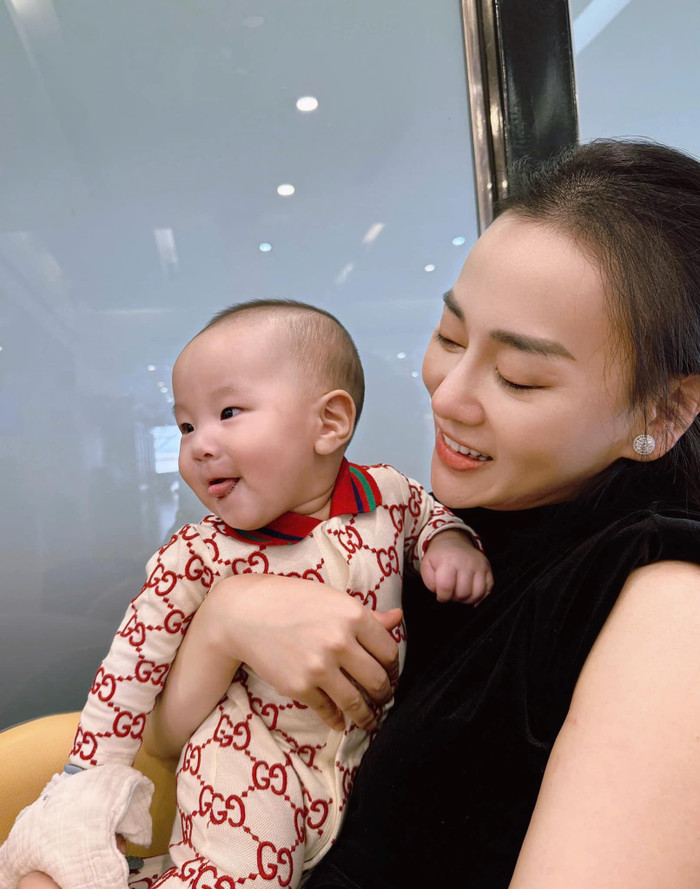 Được biết Phương Oanh đang ở TP HCM vì lịch trình công việc dày đặc, cô đưa hai con nhỏ vào cùng để có thể tự tay chăm sóc các con. Ảnh: FBNV