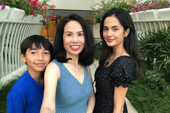 Emma Lê ở Việt Nam cùng mẹ và em trai từ nhỏ. Mẹ cô là diễn viên Lê Hoá. Ảnh: FBNV