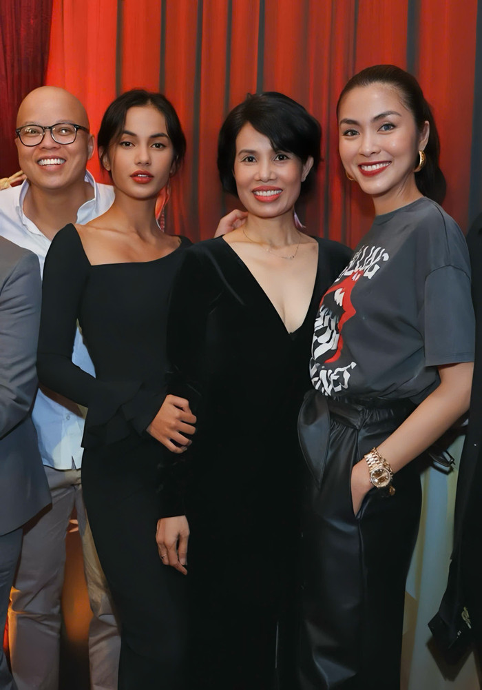 Diễn viên Lê Hoá có mối quan hệ thân thiết với ê-kíp phim Bỗng dưng muốn khóc. Ảnh: FBNV