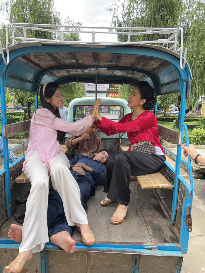 Ảnh hậu trường vui vẻ của Lê Phương và Yeye Nhật Hà khi đóng Tham Vọng Giàu Sang. (Ảnh: FBNV)