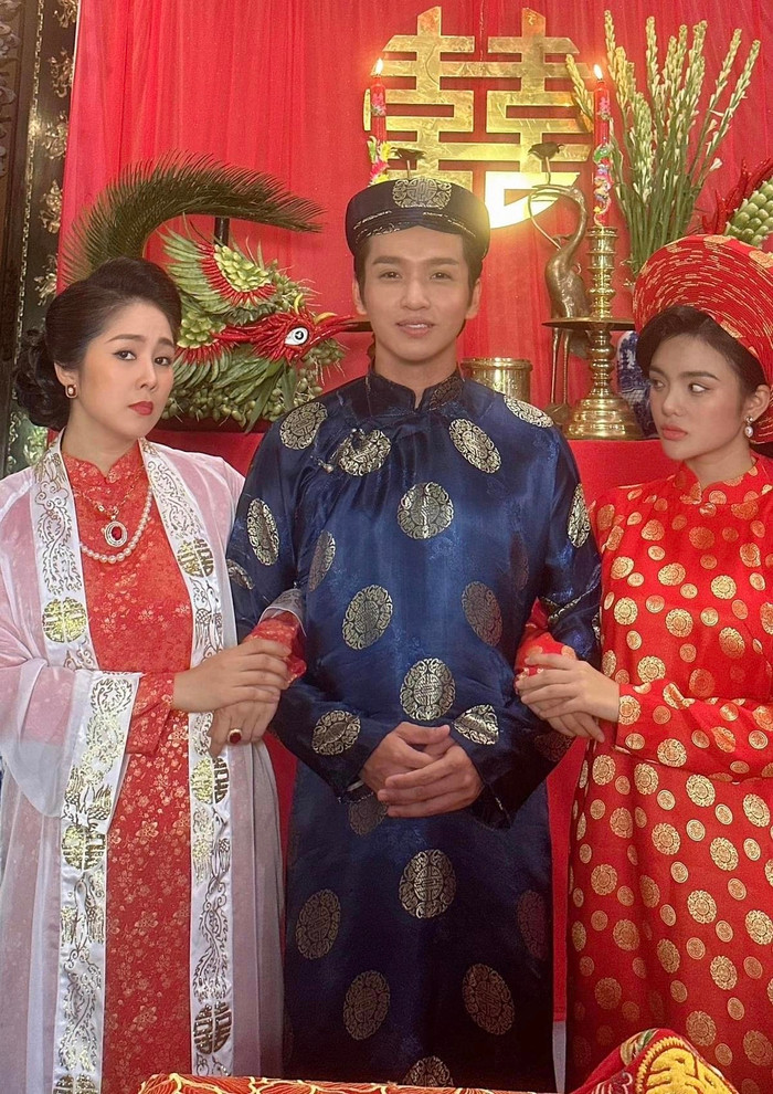 Trong phim, Yeye Nhật Hạ có cảnh đám cưới với Bạch Công Khanh. Trong khi đó, Lê Phương vào vai mẹ kế của Bạch Công Khanh. (Ảnh: FBNV)