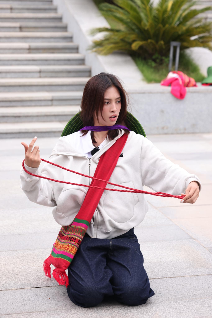 Hình ảnh hài hước của Tiểu Vy được đích thân cô nàng chia sẻ. Dù chọn phong cách thời trang đơn giản, nàng Hậu vẫn gây chú ý với nhan sắc xinh đẹp, dù trang điểm nhẹ nhàng. 