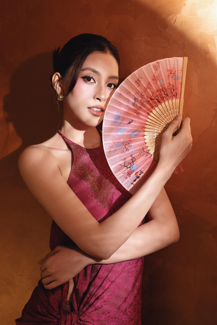 Tiểu Vy diện yếm, khoe nhan sắc phát sáng. 