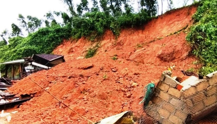 Mưa lũ gây sạt lở đồi núi ở Thừa Thiên -Huế. Ảnh: báo Nhân Dân