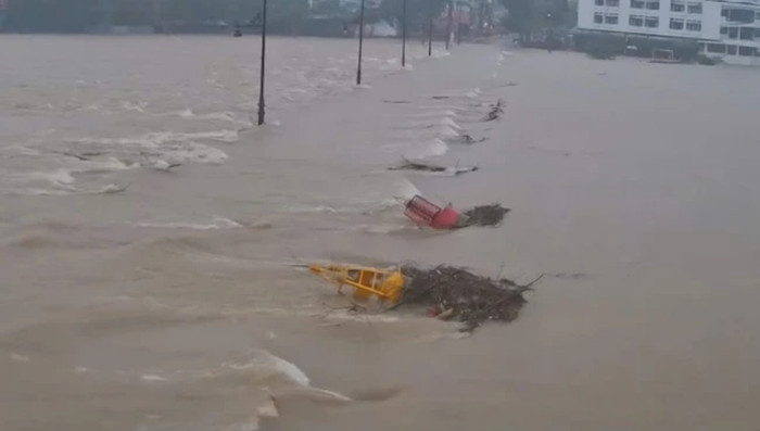 Mưa lũ kéo dài khiến mực nước sông dâng cao