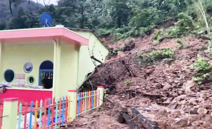 Điểm trường mới khánh thành nhưng nay lại bị đất đá sau đồi làm sập một mảng tường lớn. Ảnh: Tuổi Trẻ Online