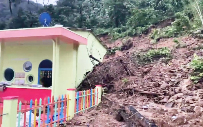 Hàng trăm khối đất đá sạt lở làm sập điểm trường mới khánh thành ở Quảng Nam Ảnh 2