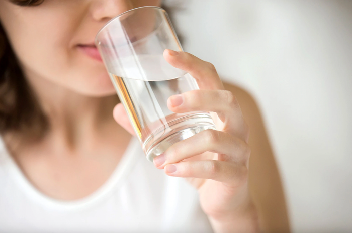Uống nhiều nước mang lại tác dụng, thiêu đốt mỡ thừa, calo, làm giảm cơn thèm ăn nên giúp quá trình giảm cân trở nên hiệu quả.