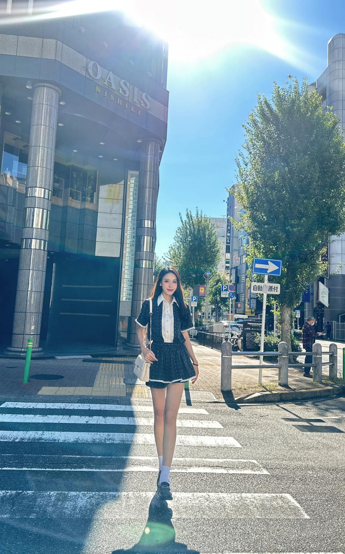 Á hậu Ngọc Hằng tự tin thả dáng trong một chuyến công tác ở nước ngoài. Ảnh: FBNV