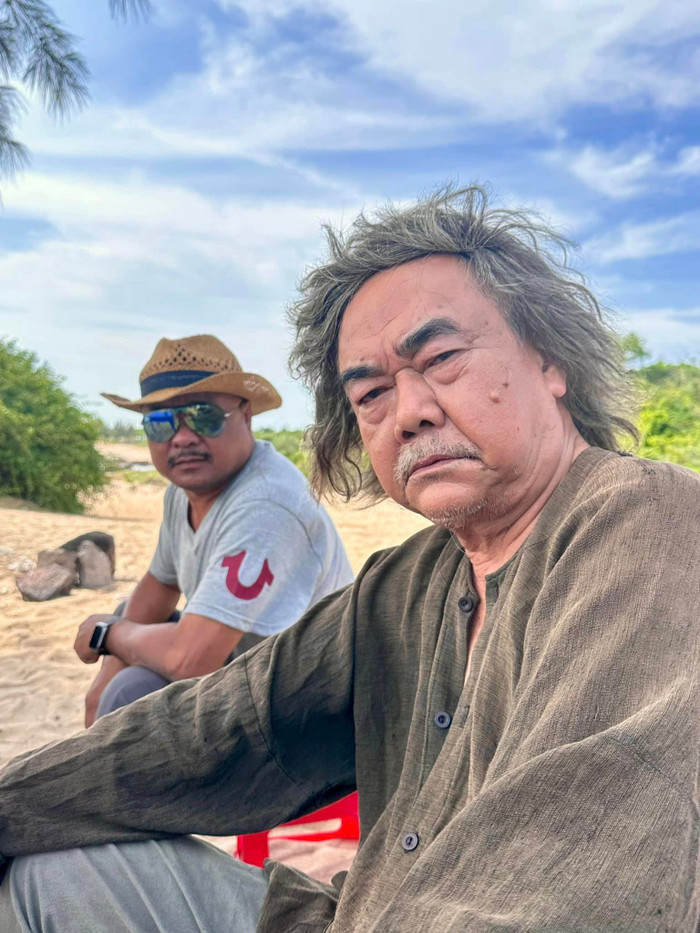 NSND Việt Anh và đạo diễn Nguyễn Phương Điền trong hậu trường Mẹ Biển - Nguồn: FB Nguyễn Phương Điền.