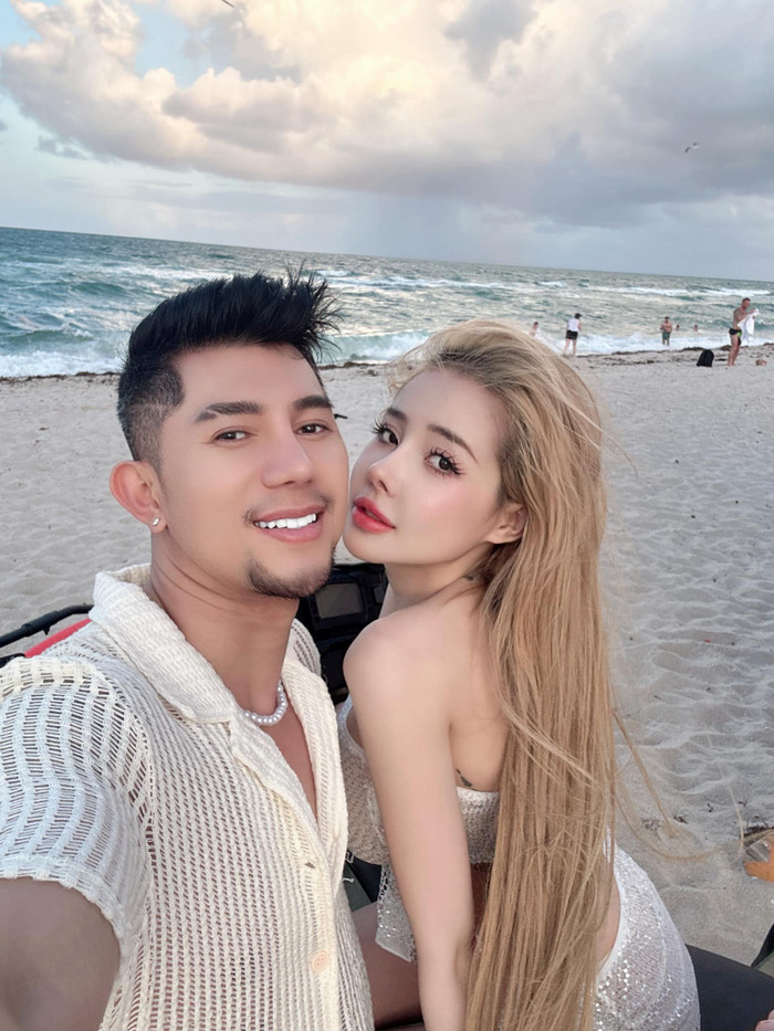 Ngân 98 và Lương Bằng Quang đã có 7 năm bên nhau. Lương Bằng Quang là người đứng sau hỗ trợ công việc cho Ngân 98, luôn đồng hành cùng cô khi đi diễn. (Ảnh: FBNV)