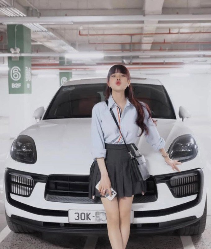 Bạn gái cầu thủ Vũ Văn Thanh sở hữu hai chiếc xe hơi hạng sang gồm Porsche và Lexus. 