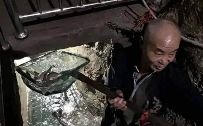 Nằm mơ thấy kho báu dưới nhà, cụ ông bất chấp ngăn cản đào lên rồi tìm thấy thứ khó tin Ảnh 2