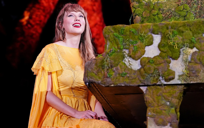 Taylor Swift rơi nước mắt trên sân khấu, tri ân người quan trọng Ảnh 2