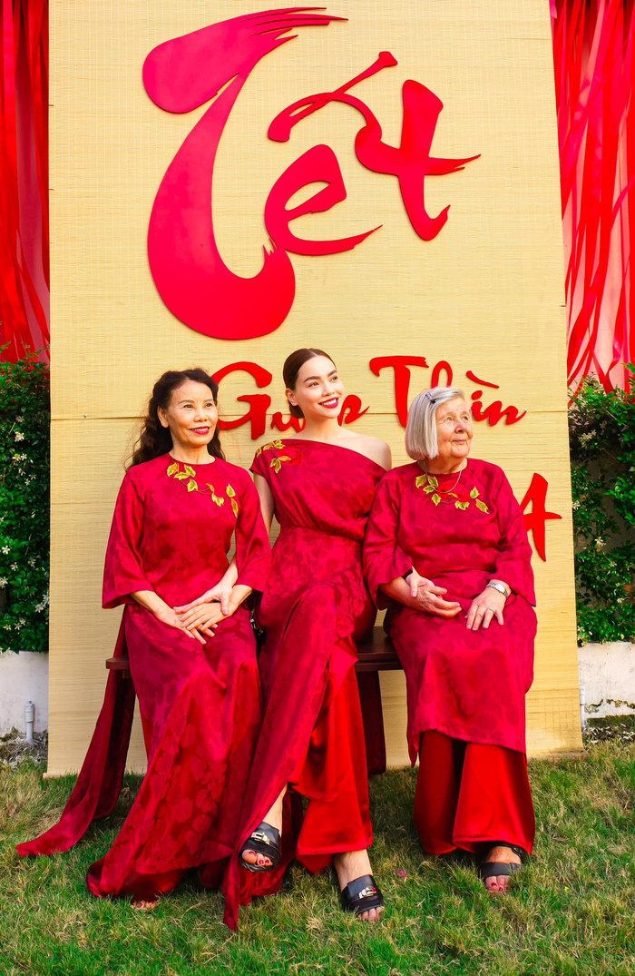 Hồ Ngọc Hà chụp ảnh cùng mẹ ruột và mẹ chồng trong dịp Tết Nguyên đán năm nay. Ảnh: FBNV