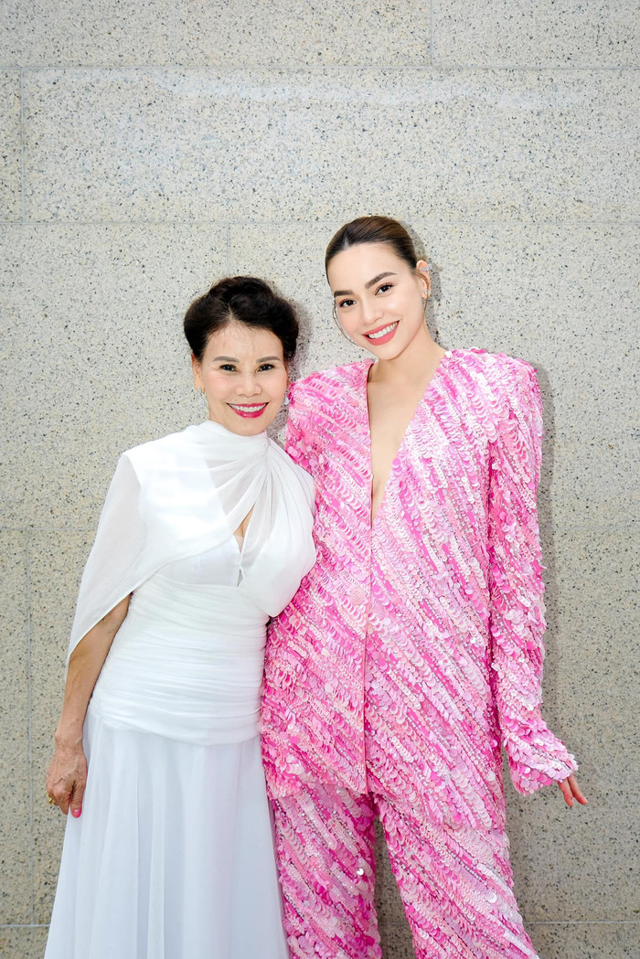 Mẹ Hồ Ngọc Hà luôn có mặt trong những sự kiện quan trọng của con gái. Ảnh: FBNV