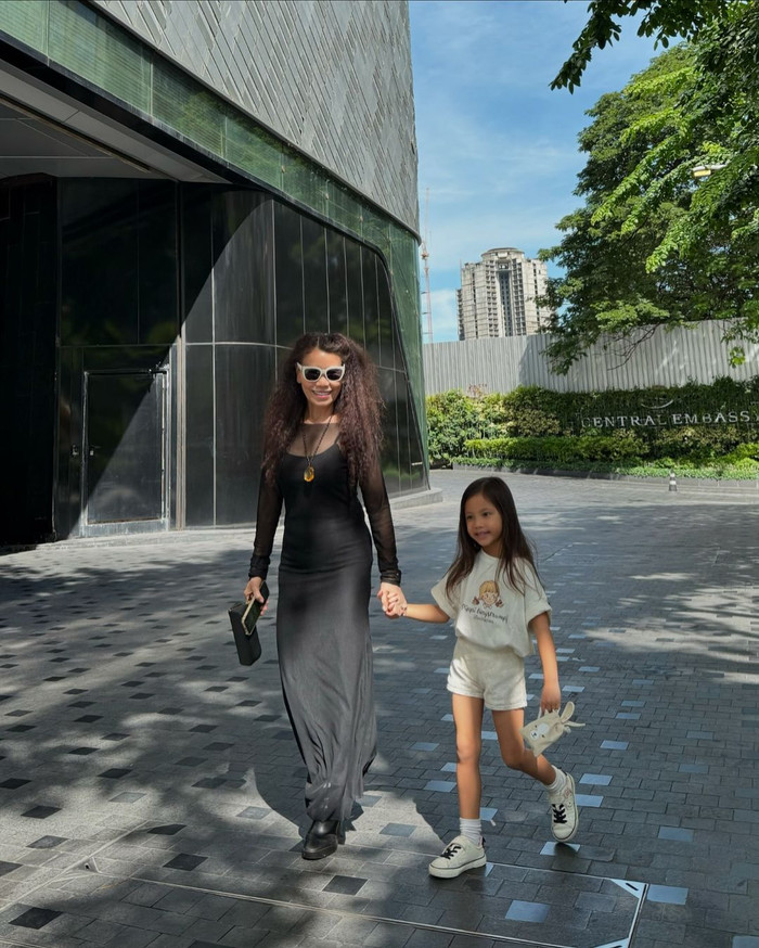 Mẹ Hồ Ngọc Hà sành điệu, trẻ trung không thua kém con gái. Ảnh: Instagram henrylisaleon