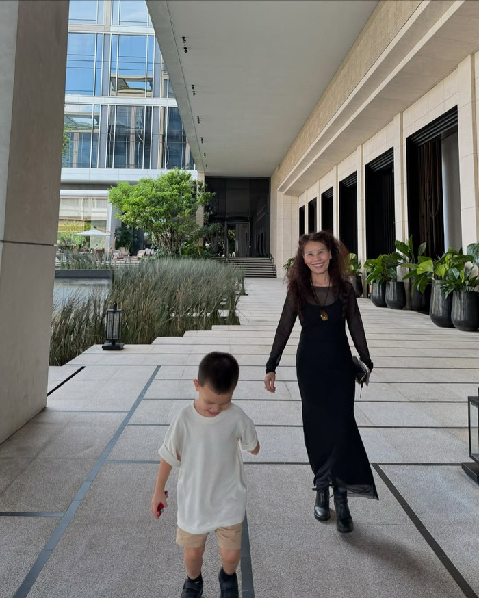 Mẹ ruột Hồ Ngọc Hà gây ấn tượng với thân hình căng tràn sức sống khi diện bộ váy đen gợi cảm, xuyên thấu. Ảnh: Instagram henrylisaleon