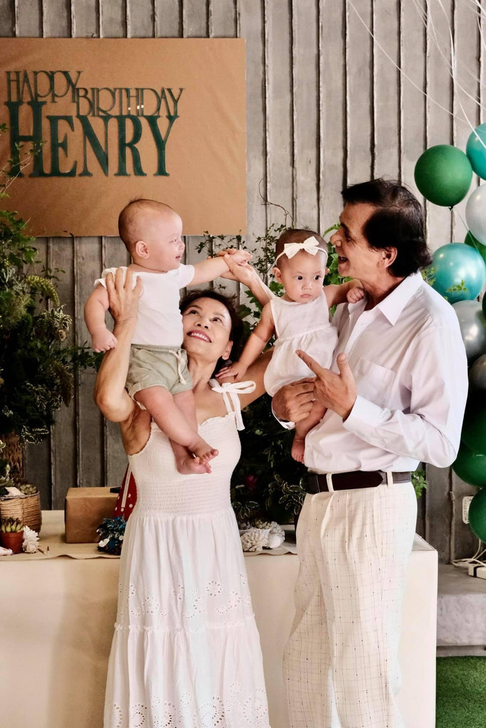 Bố mẹ Hồ Ngọc Hà vui vẻ bế cháu ngoại. Ảnh: FBNV