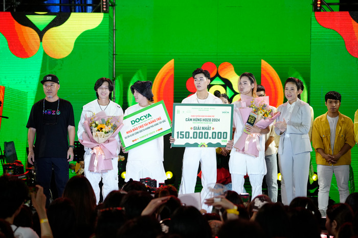 NSND Nguyễn Thị Thanh Thúy - Phó giám đốc Sở Văn hóa và Thể thao TP HCM, đại diện ban tổ chức Hò Dô 2024 trao hoa cho quán quân cuộc thi.