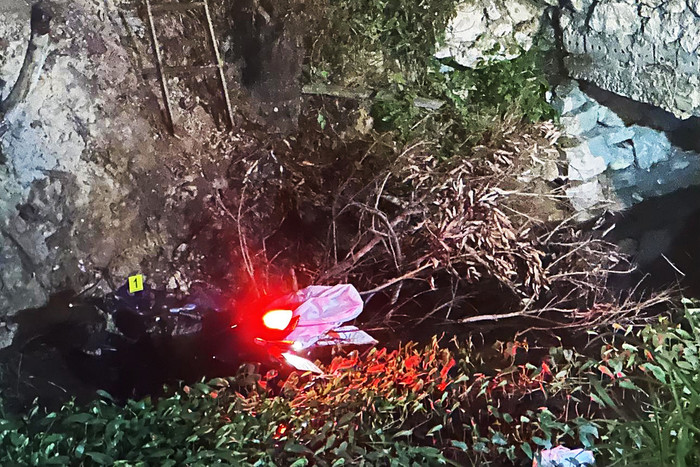 Xe máy vẫn bật chìa khóa điện khi sự việc xảy ra. Ảnh: P. Vân