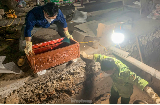 Lực lượng chức năng đang đưa 138 bộ hài cốt đi đến điểm an táng. Ảnh: Báo Tiền phong