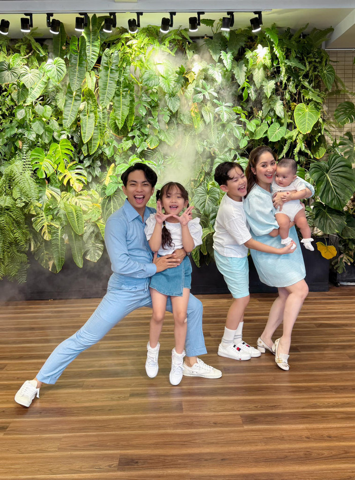Khánh Thi chạnh lòng khi thấy con buồn vì mẹ quá bận rộn.