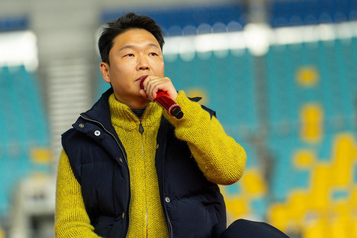 Nam ca sĩ PSY trong những năm nay luôn chăm chỉ phát hành sản phẩm mới, tích cực đi biểu diễn. Ảnh: FBNV