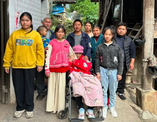 Gia đình bà Yang Zhongying đã đoàn tụ sau 36 năm xa cách.