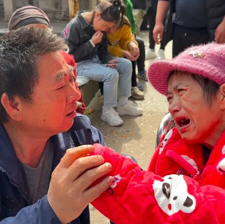 Người phụ nữ bật khóc khi em trai cất lời.