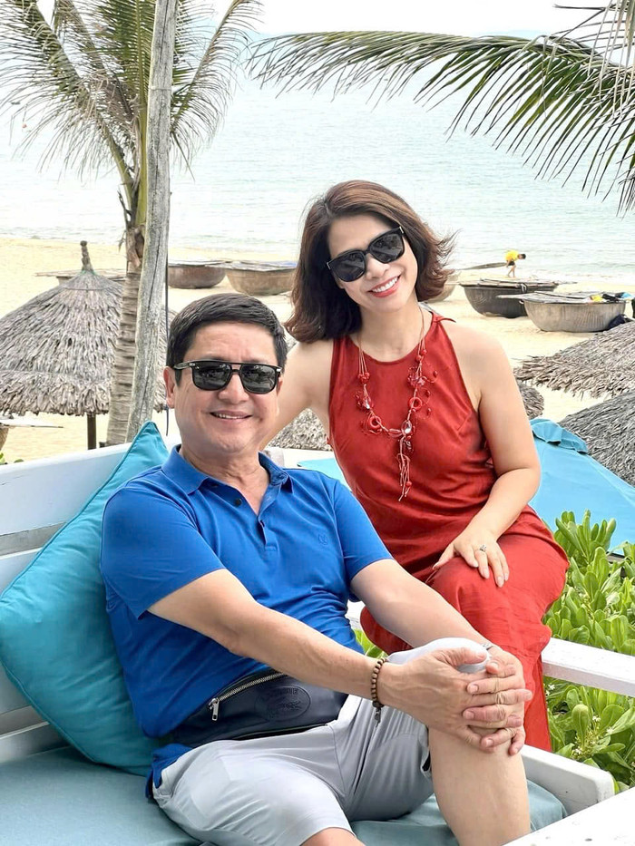 NSƯT Chí Trung hạnh phúc cùng bạn gái kém 18 tuổi