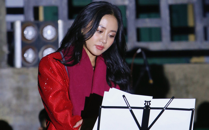 Văn Mai Hương bật khóc trên sân khấu, từ chối chụp ảnh cùng khán giả Ảnh 2