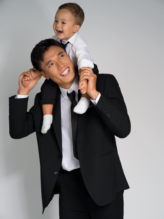 Thủ môn Bùi Tiến Dũng rất yêu con trai và vợ. Anh chọn trở lại CLB TPHCM với mục đích được gần gia đình và thuận lợi chăm sóc con trai khi vợ bận công việc.