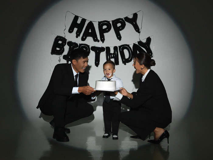 Dianka - vợ thủ môn Bùi Tiến Dũng đã có chia sẻ về sinh nhật của con trai. Dianka viết con trai đã mang đến rất nhiều niềm vui, tiếng cười và hạnh phúc mỗi ngày cho gia đình. 