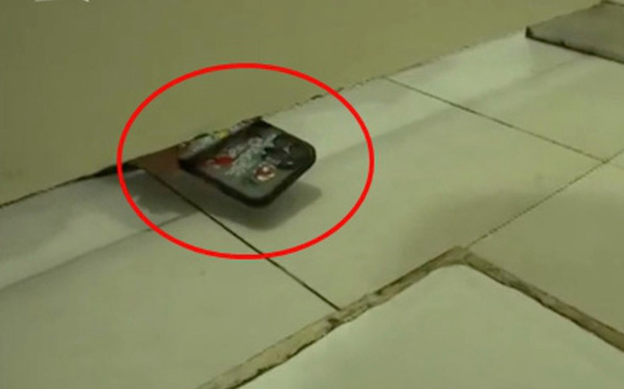 Đi vệ sinh, nữ y tá giật mình vì điện thoại thò vào quay lén, danh tính thủ phạm gây ngỡ ngàng Ảnh 2