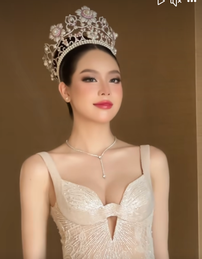 Hoa hậu Thanh Thủy khoe nhan sắc xinh đẹp trong buổi ký kết trở thành đại sứ thương hiệu. 