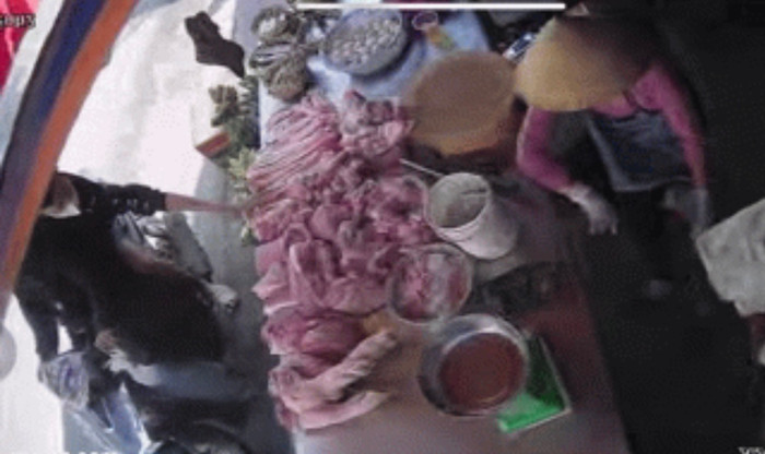 Trước đó vài ngày, sạp thịt heo này cũng bị 2 thanh niên SH cướp thịt.