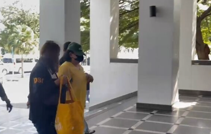 Trước đó, mẹ của ông Samart là bà Wilawan Phutthasamrit bị DSI đưa đến trụ sở để thẩm vấn. (Nguồn ảnh: Bangkok Post)