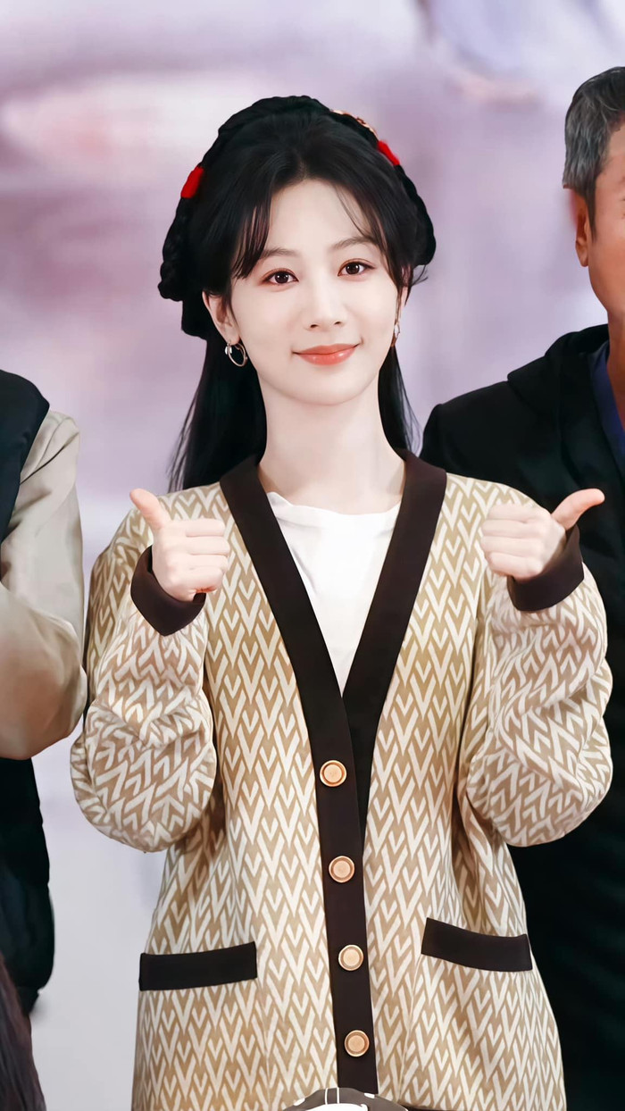 Dương Tử bất ngờ được khen ngợi vì nhan sắc thăng hạng Ảnh 1