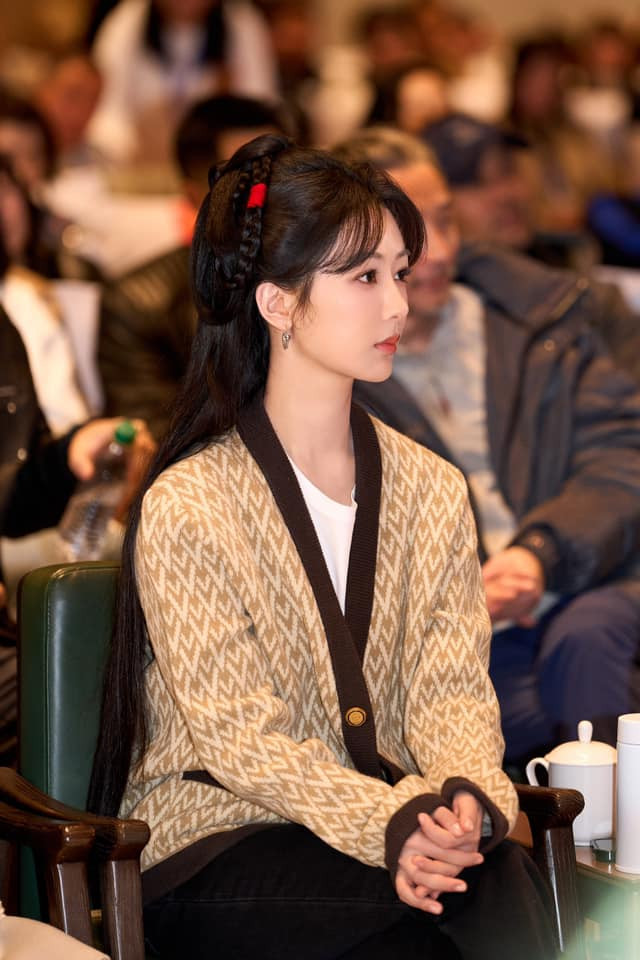 Nhan sắc trong buổi khai máy của Dương Tử được đánh giá cao. 