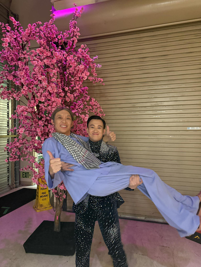 Hoài Linh luôn được em trai là Dương Triệu Vũ đồng hành trong những chuyến lưu diễn. (Ảnh: FBNV)