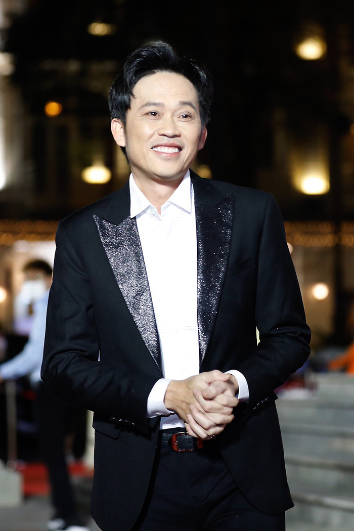 Dù gặp nhiều vấn đề về sức khoẻ, Hoài Linh vẫn giữ tinh thần lạc quan và chăm chỉ hoạt động nghệ thuật. (Ảnh: FBNV)